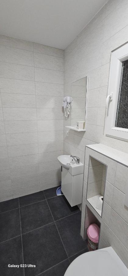 Ekonomic Apartmani Golubovci 外观 照片